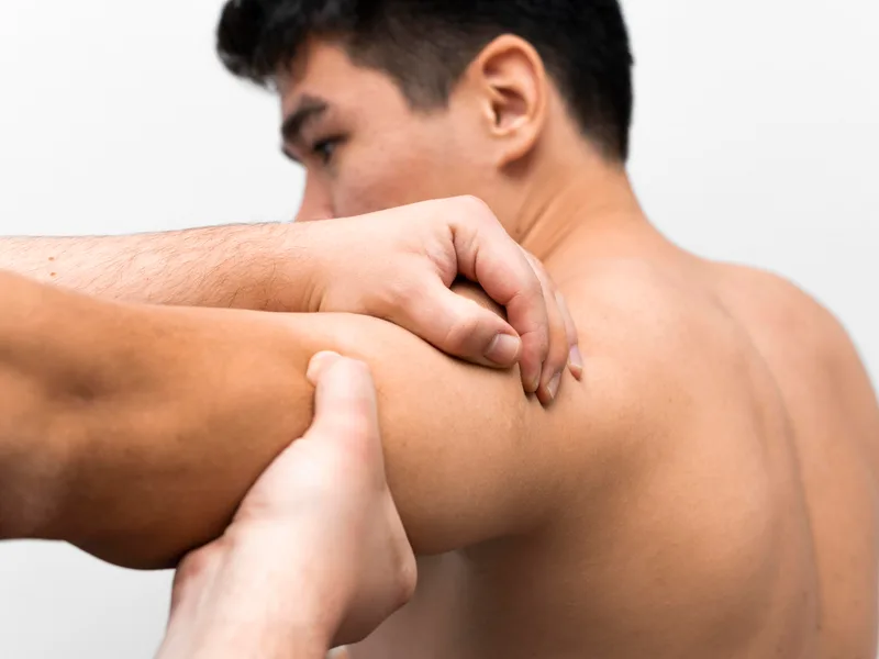 Hans Chiropractic & Injury Center treating shoulder pain in Norcross